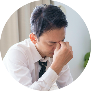 こめかみを抑える男性